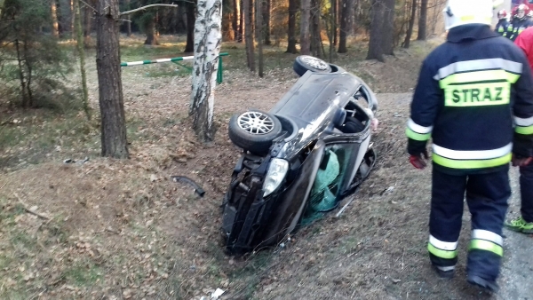 OSP Parchów: Pojazd osobowy wypadł z drogi.