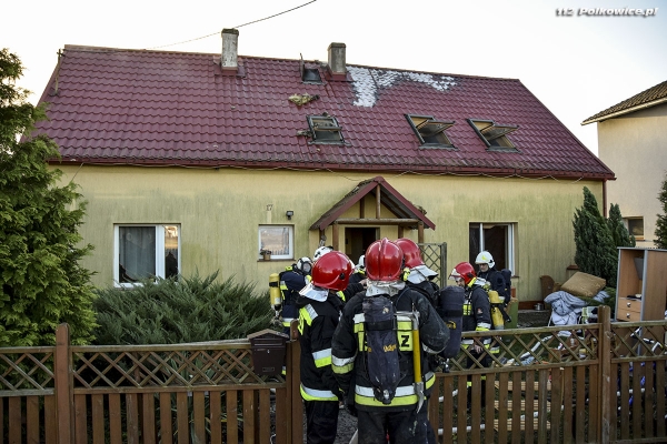 Pożar dachu domku jednorodzinego