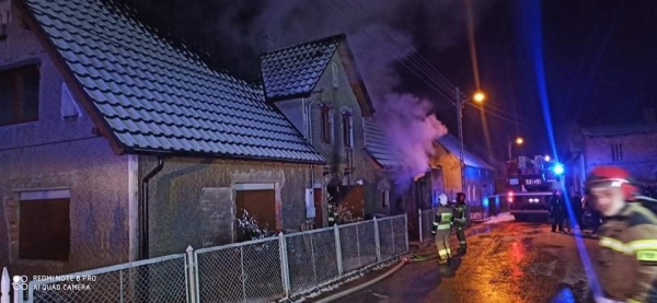 Pożar budynku w Przemkowie - Poszkodowany strażak
